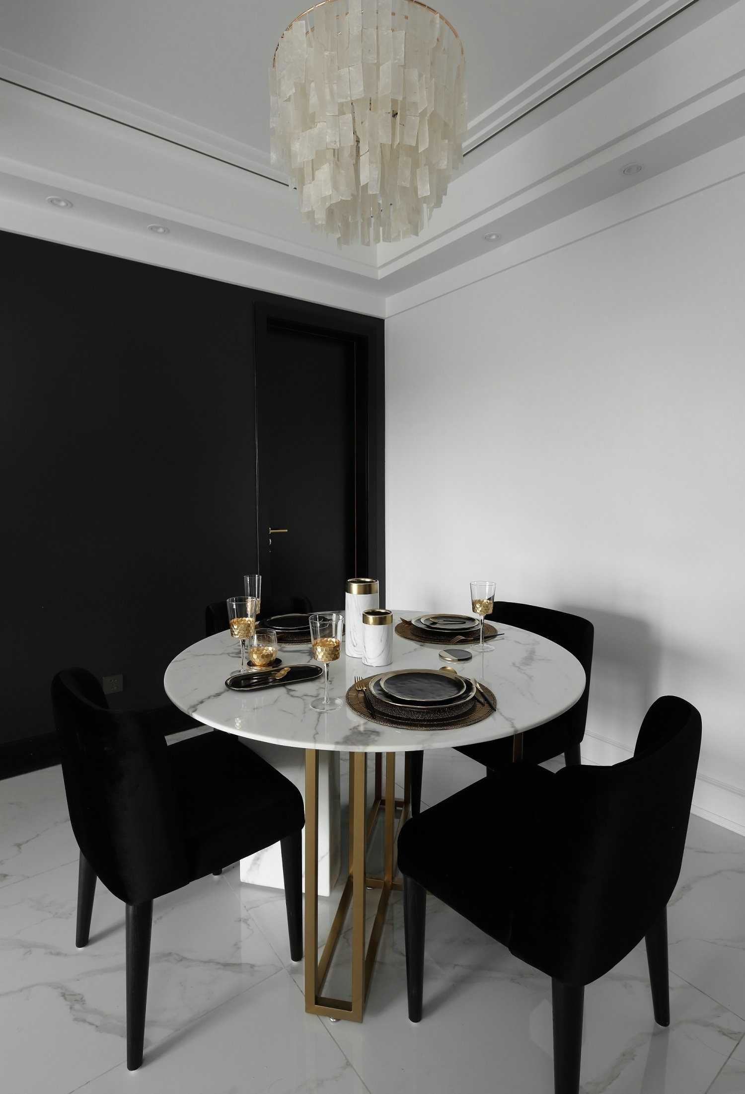 白色為主 黑色點(diǎn)綴 在這個(gè)黑白相交的空間里點(diǎn)綴上香橙色 看起來(lái)沒(méi)有一點(diǎn)突兀 白色為主 黑色點(diǎn)綴 在這個(gè)黑白相交的空間里點(diǎn)綴上香橙色 看起來(lái)沒(méi)有一點(diǎn)突兀