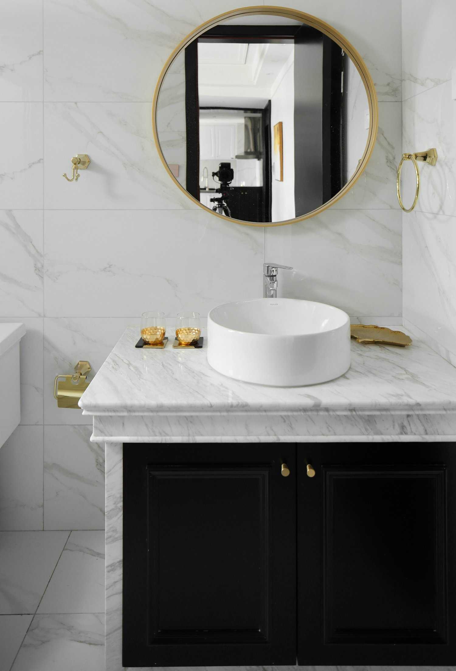 白色為主 黑色點(diǎn)綴 在這個(gè)黑白相交的空間里點(diǎn)綴上香橙色 看起來(lái)沒(méi)有一點(diǎn)突兀 白色為主 黑色點(diǎn)綴 在這個(gè)黑白相交的空間里點(diǎn)綴上香橙色 看起來(lái)沒(méi)有一點(diǎn)突兀