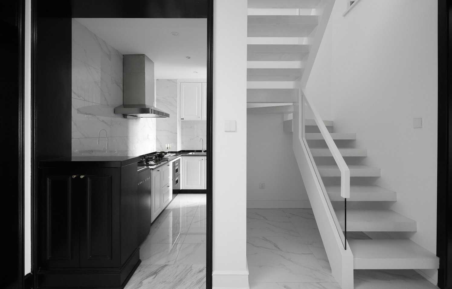 白色為主 黑色點(diǎn)綴 在這個(gè)黑白相交的空間里點(diǎn)綴上香橙色 看起來(lái)沒(méi)有一點(diǎn)突兀 白色為主 黑色點(diǎn)綴 在這個(gè)黑白相交的空間里點(diǎn)綴上香橙色 看起來(lái)沒(méi)有一點(diǎn)突兀