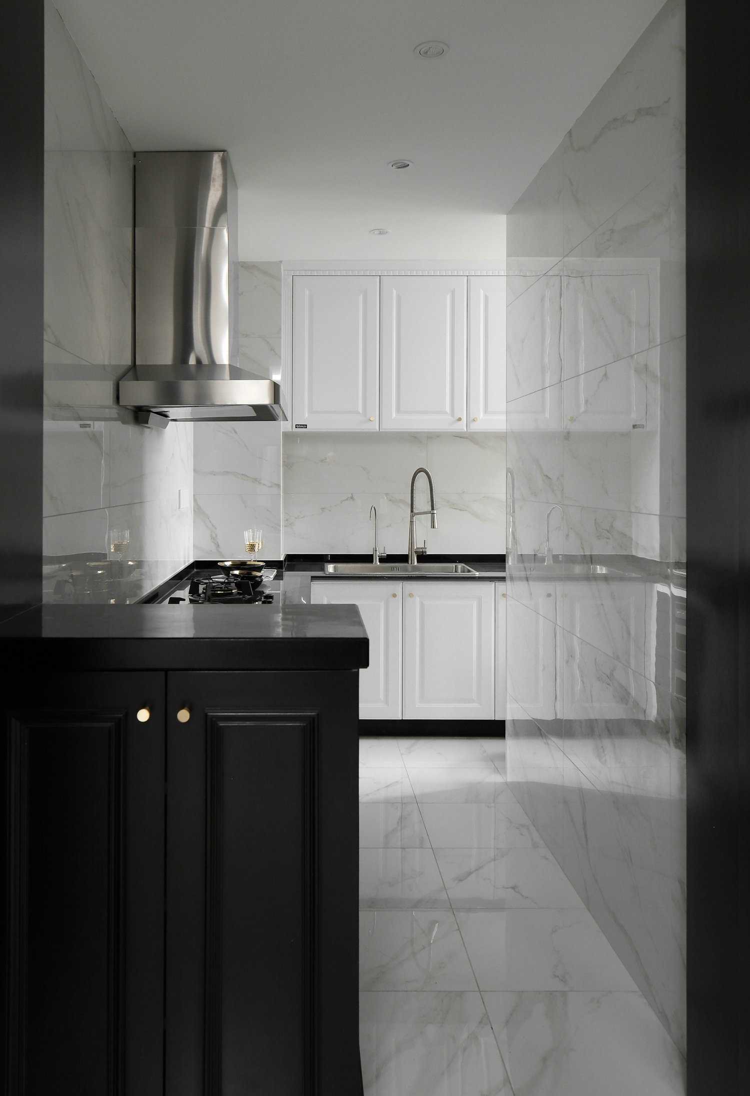 白色為主 黑色點(diǎn)綴 在這個(gè)黑白相交的空間里點(diǎn)綴上香橙色 看起來(lái)沒(méi)有一點(diǎn)突兀 白色為主 黑色點(diǎn)綴 在這個(gè)黑白相交的空間里點(diǎn)綴上香橙色 看起來(lái)沒(méi)有一點(diǎn)突兀