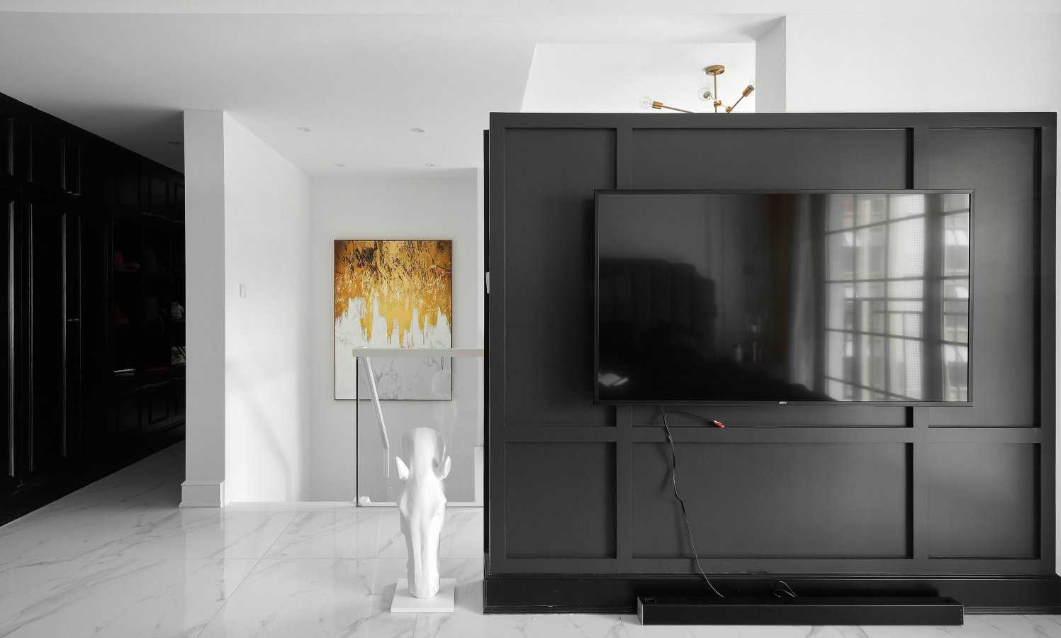 白色為主 黑色點(diǎn)綴 在這個(gè)黑白相交的空間里點(diǎn)綴上香橙色 看起來(lái)沒(méi)有一點(diǎn)突兀 白色為主 黑色點(diǎn)綴 在這個(gè)黑白相交的空間里點(diǎn)綴上香橙色 看起來(lái)沒(méi)有一點(diǎn)突兀