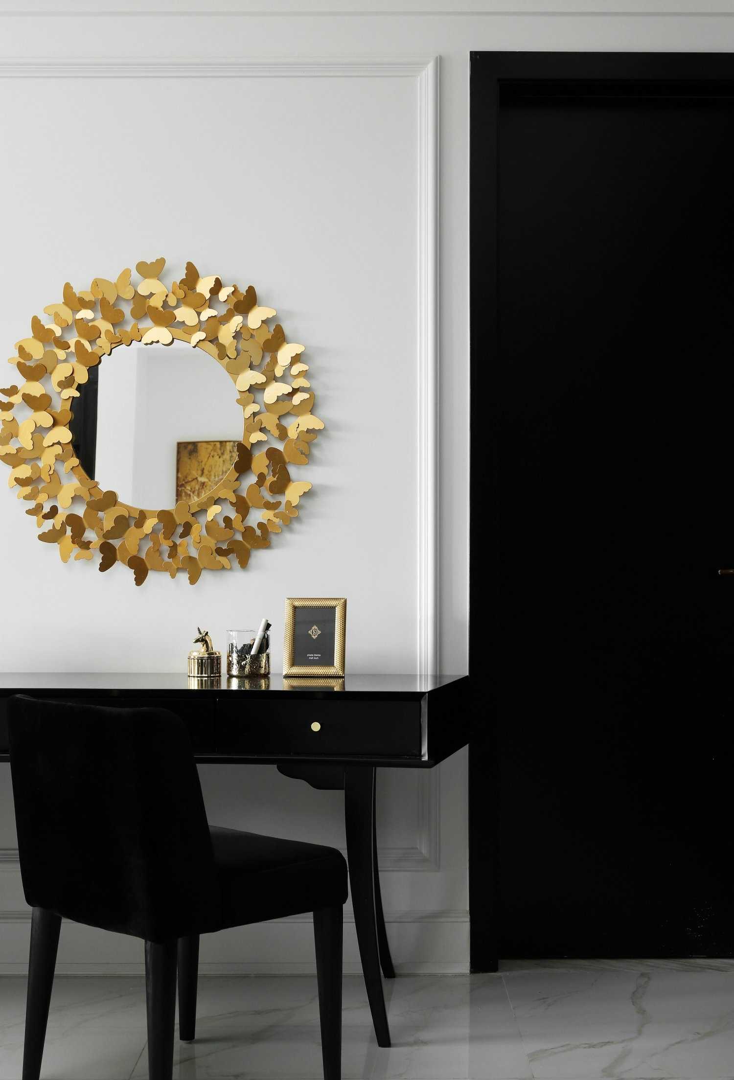 白色為主 黑色點(diǎn)綴 在這個(gè)黑白相交的空間里點(diǎn)綴上香橙色 看起來(lái)沒(méi)有一點(diǎn)突兀 白色為主 黑色點(diǎn)綴 在這個(gè)黑白相交的空間里點(diǎn)綴上香橙色 看起來(lái)沒(méi)有一點(diǎn)突兀